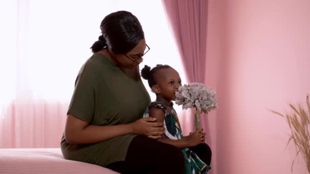 Šťastná Rodina Africká Matka Dítě Hrají Spolu Zatímco Sedí Posteli — Stock video