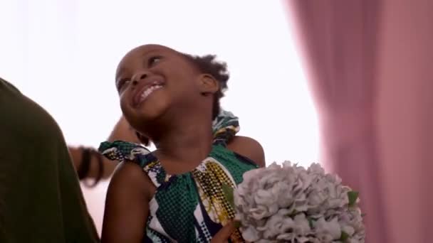Κορίτσι Από Την Αφρική Που Κρατάει Ένα Λουλούδι Όταν Μαμά — Αρχείο Βίντεο