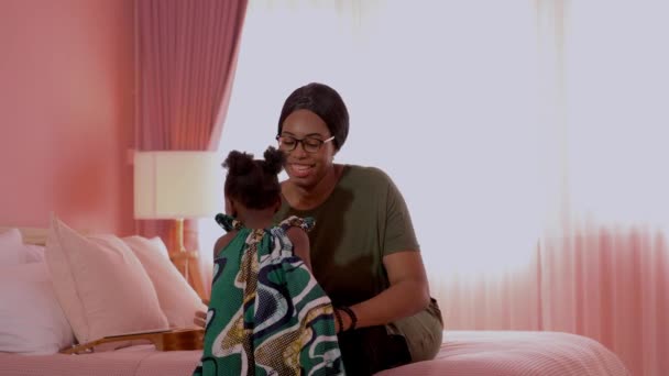 Glückliche Familie Afrikanische Mutter Und Kind Spielen Zusammen Während Sie — Stockvideo