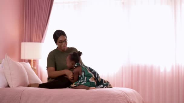 Kız Yatakta Zıplıyor Mutlu Afrikalı Anne Çocuk Birlikte Oynuyorlar Yatak — Stok video