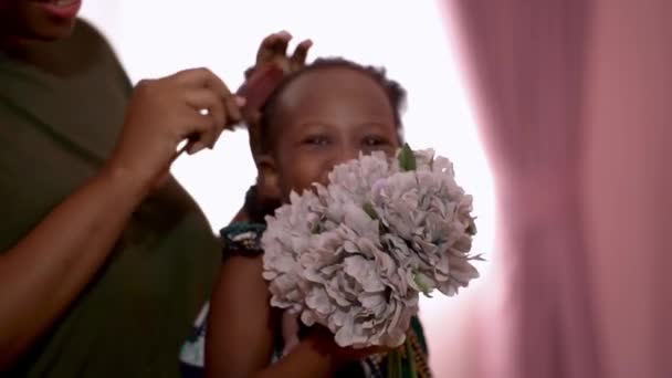 Afrikanisches Mädchen Hält Eine Blume Der Hand Wenn Die Mutter — Stockvideo