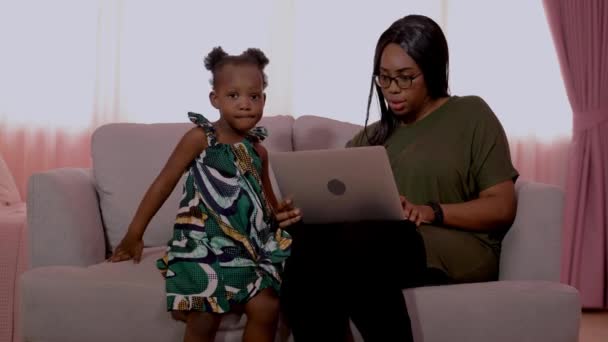 Koncepció Szerint Emberek Otthonról Dolgoznak Anya Laptoppal Dolgozik Kanapéfotelben Míg — Stock videók
