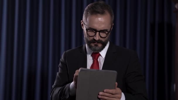 Biznes Wykonawczy Brodą Pracujący Używający Tabletu Starszy Mężczyzna Noszenie Garnitur — Wideo stockowe