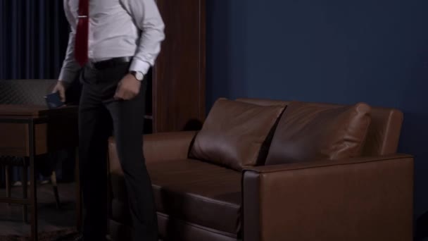 Výkonný Obchodník Vousy Ležící Pohovce Používající Smartphone Starší Muž Obleku — Stock video