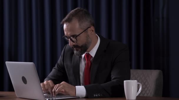 Executive Business Man Beard Working Laptop Senior Male Wearing Suit — Stock Video