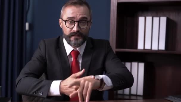 Sakallı Suçlayıcı Sinirli Bir Yönetici Ofis Hayatında Yakışıklı Süit Giyen — Stok video