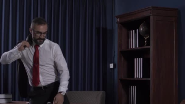 Pebisnis Eksekutif Pria Dengan Jenggot Berdiri Dan Menyajikan Dirinya Sendiri — Stok Video