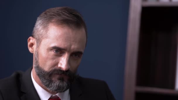Retrato Executivo Homem Negócios Com Barba Olhando Pensando Sentir Concentrado — Vídeo de Stock