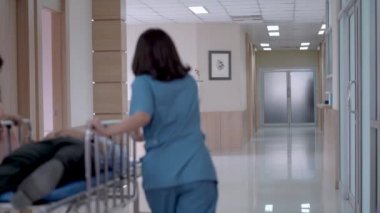 Hasta yatağa yattığında tıbbi ekibin arka tarafı hastanenin koridorundaki acil durum sedyesini itiyor. Konsept doktor ve hemşire riskli yoğun bakımda çalışıyor..