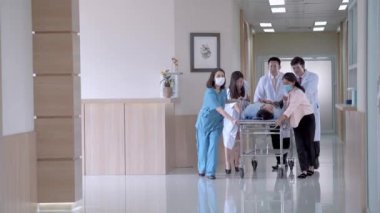 Hasta yatağa yattığında tıbbi ekibin arka tarafı hastanenin koridorundaki acil durum sedyesini itiyor. Konsept doktor ve hemşire riskli yoğun bakımda çalışıyor..