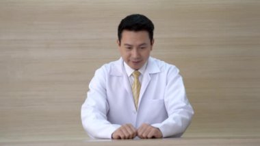 Doktor erkek kameraya bakıyor. Portre Tıbbi personeli gizli ve başarılı bir şekilde duruyor..