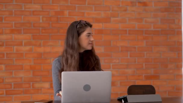 Mann Schenkt Seinem Kollegen Kaffee Geschäftsleute Arbeiten Zusammen Büro Hintergrund — Stockvideo