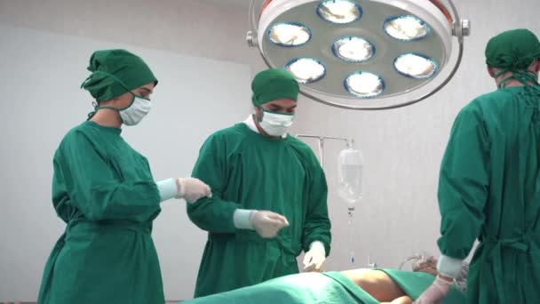 Chirurgiens Professionnels Assistants Préparant Opérer Corps Thoracique Humain Dans Salle — Video