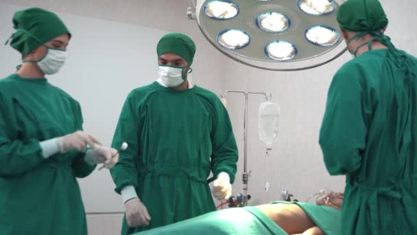 在医院的手术室里 专业的外科医生和助理正在准备一个人体胸部手术病例 从事高风险重症监护的概念医生和护士工作 — 图库视频影像