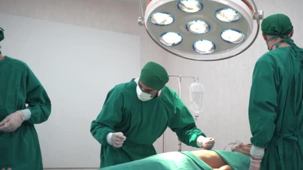Professionele Chirurgen Assistent Bereiden Een Operatie Geval Van Menselijk Borst — Stockvideo
