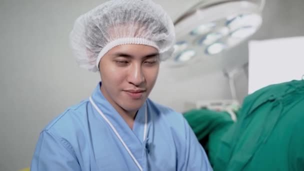 Asiático Homem Paciente Suíte Sorrindo Enquanto Pessoal Médico Preparando Trabalhando — Vídeo de Stock