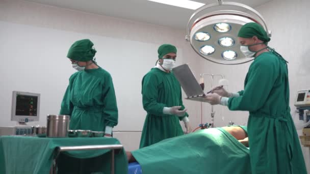 Profesjonalni Chirurdzy Asystent Przygotowujący Się Operacji Ciała Ludzkiego Klatki Piersiowej — Wideo stockowe
