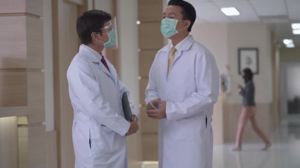 Στο Νοσοκομείο Πολυάσχολοι Γιατροί Μάσκα Προσώπου Μιλάνε Ενώ Στέκονται Στο — Αρχείο Βίντεο