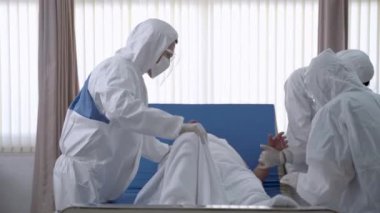 Covid-19 'u uyarın. Doktorlar ve hemşireler, acil servisin içindeki sedyede yatan ve ilk AID için ani bir hastalık nöbeti geçiren hastayı muayene ediyorlar..