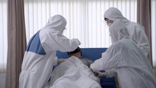 Ärzte Und Krankenschwester Untersuchen Den Schmerzhaften Patienten Der Einen Plötzlichen — Stockvideo