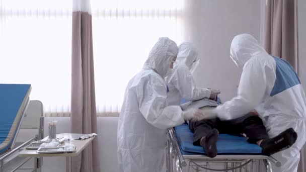 Waarschuw Pandemie Covid Artsen Verpleegsters Onderzoeken Pijnlijke Patiënt Die Een — Stockvideo