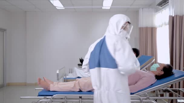 Doctor Wearing Personal Protective Equipment Suit Standing Confidence Nurses Examining — Stock Video