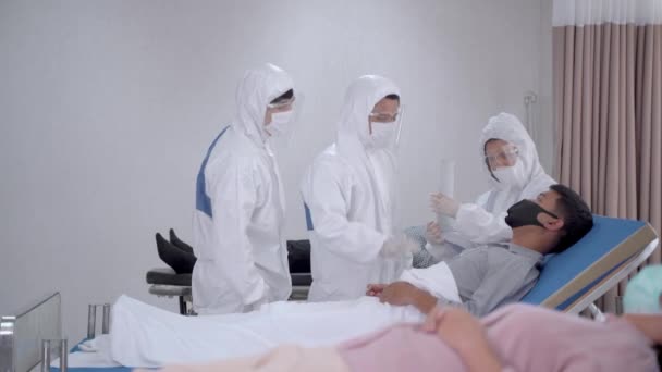 Der Arzt Trägt Einen Persönlichen Schutzanzug Krankenschwestern Untersuchen Patienten Mit — Stockvideo