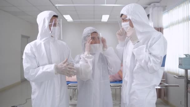 Lekarze Pielęgniarki Stoją Sprawdzają Kombinezon Ochronny Pielęgniarki Badają Pacjentów Maską — Wideo stockowe