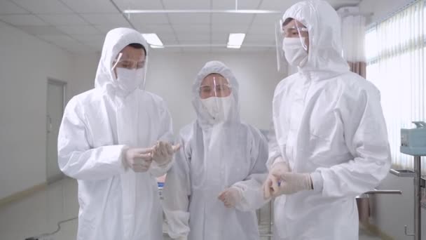 Doctors Nurses Standing Checking Protective Equipment Suit Nurses Examining Patients — Stock Video