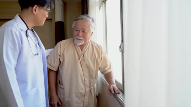 아시아 노인이 근처를 걸으며 느끼고 닥터가 Vip 시간에 병실에서 시행하는 — 비디오