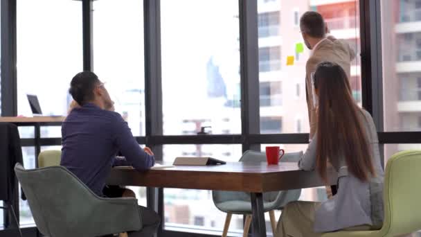 Business Senior Man Och Kvinna Talar Konferens Kontor Rum Med — Stockvideo