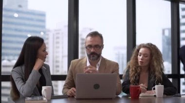 İşletme son sınıf öğrencisi yeni fikirle mutlu bir kadınla proje sunar. Camdan duvarlı konferans odasında modern şehir gökdeleni kulesinde.