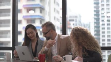 İşletme son sınıf öğrencisi yeni fikirle mutlu bir kadınla proje sunar. Camdan duvarlı konferans odasında modern şehir gökdeleni kulesinde.