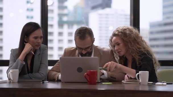 Homme Affaires Senior Présente Projet Avec Femme Ayant Stressant Colère — Video