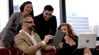 İdari lider sunucu, modern ofiste sunum, toplantı ve dış gökdelen ile koltukta otururken, hoca, iş seminerinde profesyonel takım eğitimini anlatıyor.