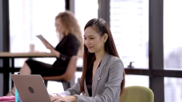 做生意的亚洲女人 与笔记本电脑一起工作 坐着与他人保持距离 她在笔记本上进行在线交流和视频电话会议 — 图库视频影像