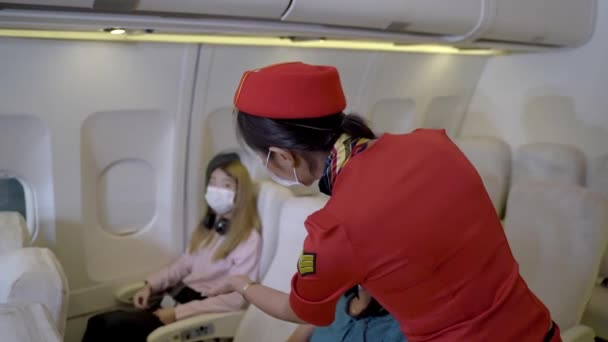 Cestující Sedící Letadlo Když Žena Palubní Průvodčí Obličejovou Maskou Připravuje — Stock video