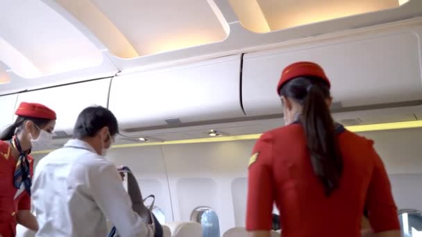 Interior Del Avión Con Los Pasajeros Caminando Los Asientos Guardando — Vídeos de Stock