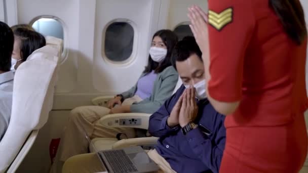 Penumpang Duduk Dan Menggunakan Laptop Notbook Kursi Pesawat Ketika Pramugari — Stok Video