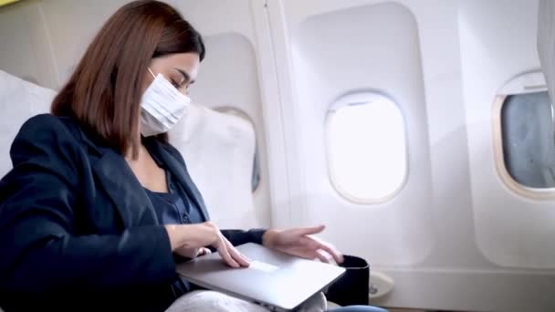 Mujer Asiática Con Mascarilla Facial Usando Computadora Portátil Sentada Silla — Vídeos de Stock