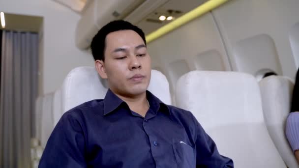 Homem Asiático Usando Máscara Facial Depois Sentar Avião Conceito Novo — Vídeo de Stock