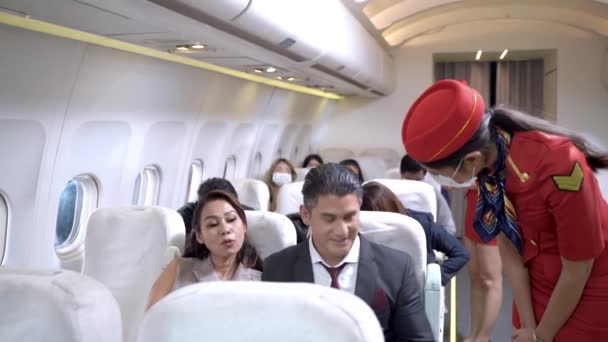 Hombre Negocios Con Mascarilla Después Sentarse Silla Avión Mujer Auxiliar — Vídeos de Stock