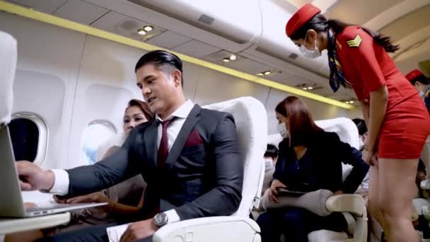 Zakenman Een Vliegtuigstoel Vrouwelijke Stewardess Cabinepersoneel Loopt Controleert Passagiersstoelen Apparatuur — Stockvideo