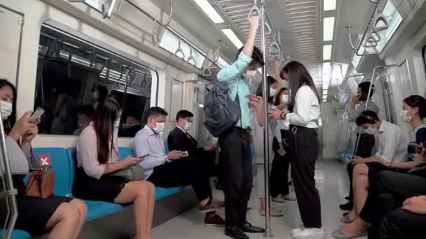 사업을 사업가들이 마스크를 지하철에 대중교통을 이용하는 사람들과 일하고 있습니다 코로나 — 비디오