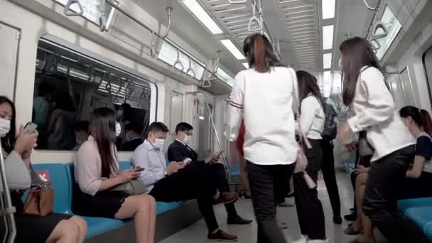 Werkende Zakenmensen Man Vrouw Met Gezichtsmasker Staan Zitten Metro Metro — Stockvideo
