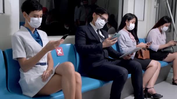 마스크를 사업가들은 스마트폰을 사용하고 대중교통 수단을 이용하는 사람들과 지하철에 코로나 — 비디오