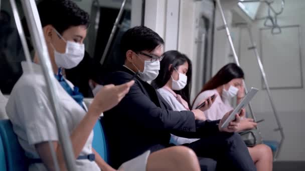 Zakenmensen Man Vrouw Met Gezichtsmasker Gebruik Maken Van Smartphone Zitten — Stockvideo