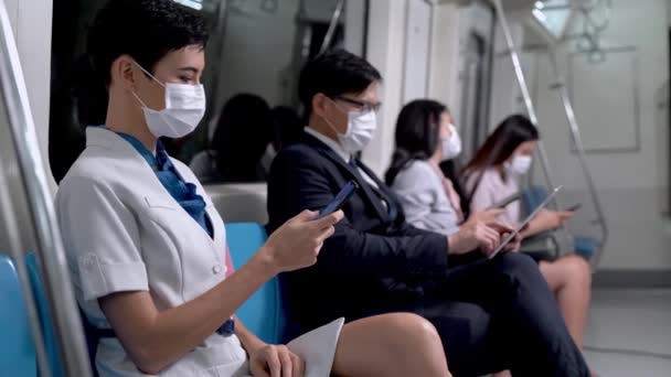 마스크를 사업가들은 스마트폰을 사용하고 대중교통 수단을 이용하는 사람들과 지하철에 코로나 — 비디오