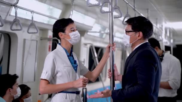 Homem Negócios Mulher Com Máscara Facial Encontram Conversam Metrô Metrô — Vídeo de Stock