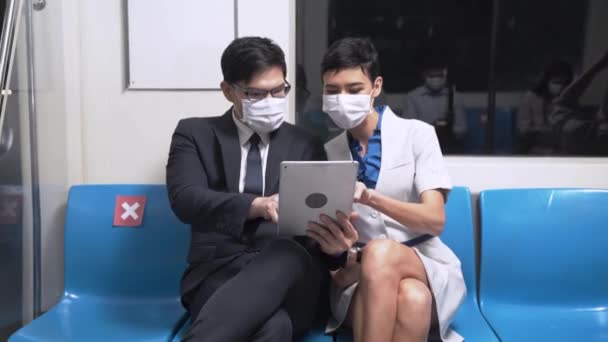 Homem Negócios Usando Tablet Inteligente Reunião Lado Mulher Com Máscara — Vídeo de Stock